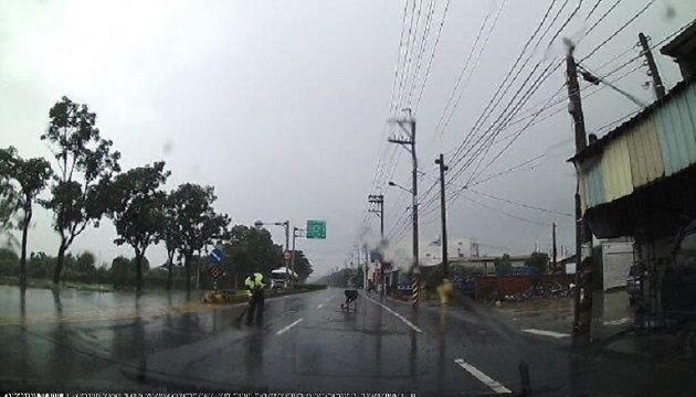 西南氣流發威豪大雨 竹滬警維護民眾行的安全