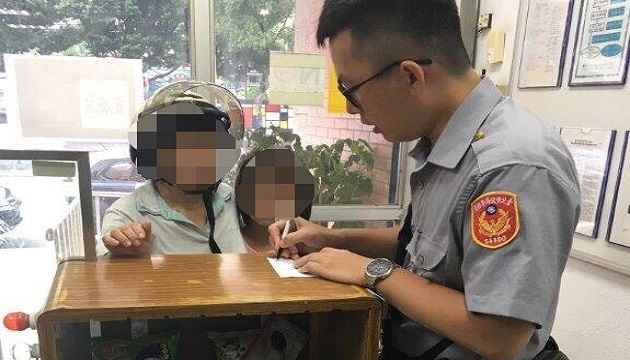 小女童派出所前徘徊找阿嬤 暖警協助平安返家