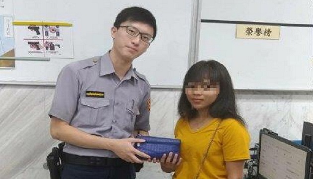 热心警民助外籍女子寻回遗失皮包　展现臺湾人情味