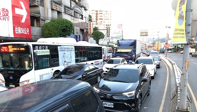 土城分局于中秋节返乡加强交疏工作，给用路人安全顺畅空间
