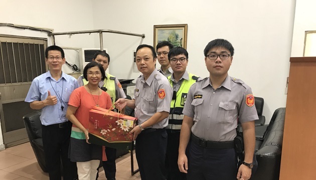 感谢警察同仁们的辛劳付出，新埔国中致赠中秋礼盒