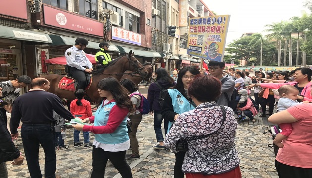 走入三莺观光老街预防犯罪宣导 三峡警分局宣导｢反诈骗、反毒品｣ | 文章内置图片