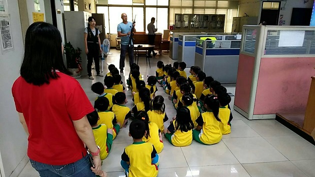 學童參訪警察局，透過互動體驗交通、兒少安全宣導 | 文章內置圖片