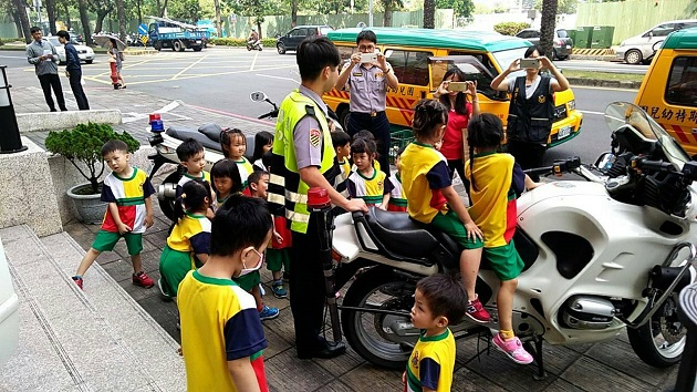 學童參訪警察局，透過互動體驗交通、兒少安全宣導 | 文章內置圖片
