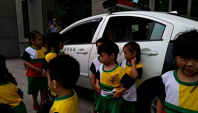 学童参访警察局，透过互动体验交通、儿少安全宣导