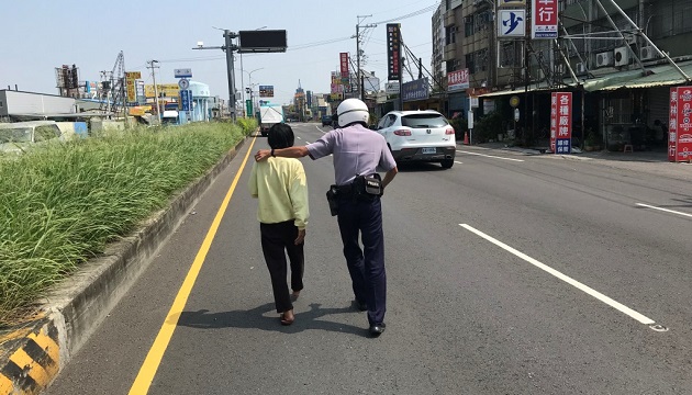 烈日下婦人赤腳行於省道 湖街暖警護送返家