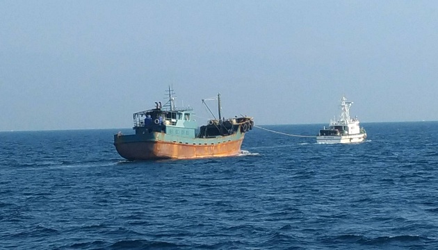 台中港西北外海發現非法越界大陸油船 海巡押回偵辦