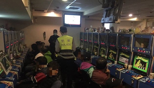 艋舺警查獲以合法掩護非法業者，觀光夜市內賭博電玩店切換螢幕破功