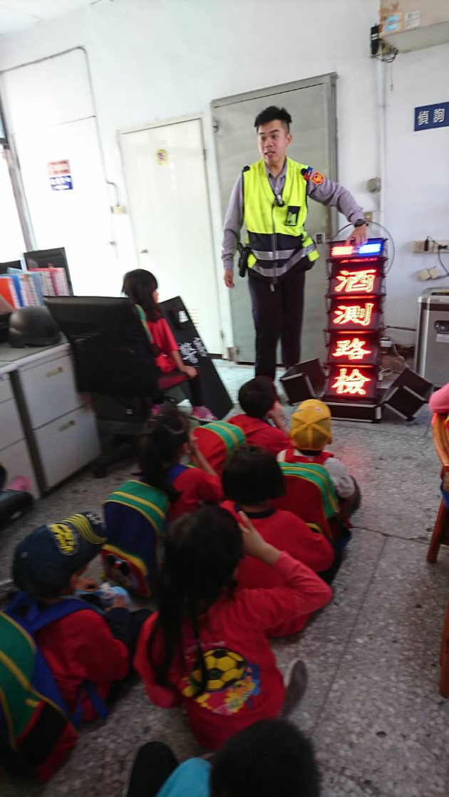 東里國小幼稚園參訪，親切警察叔叔解說警察工作日常 | 文章內置圖片