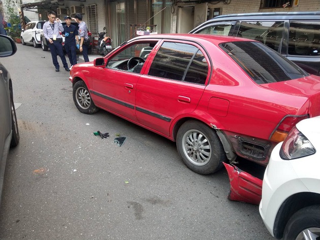 員警巡邏盤查闖紅燈車輛，查獲失竊汽車及毒品通緝 | 文章內置圖片