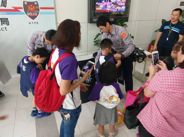 國小學童到警分局參觀 穿起警用裝備好威風 | 文章內置圖片