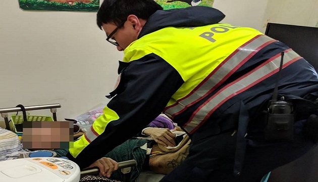 73歲獨居老翁家中跌倒求救 汐止暖警趕現場援助