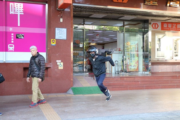 「搶劫！不要動」，松山警防搶演練超逼真 | 文章內置圖片