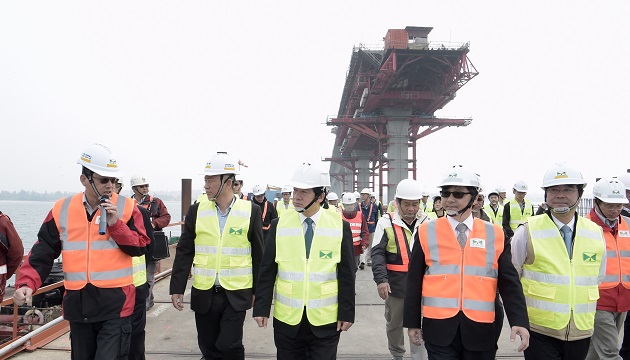 賴揆：金門大橋施工展現台灣專業工程技術 盼如期如質完工