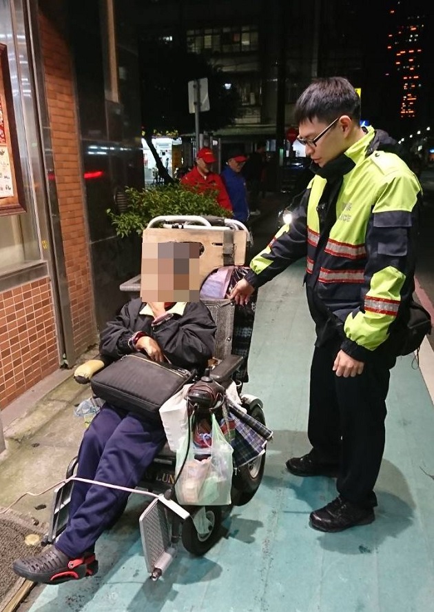 電動輪椅路中故障老婦慌 汐止警急停護她平安返家 | 文章內置圖片