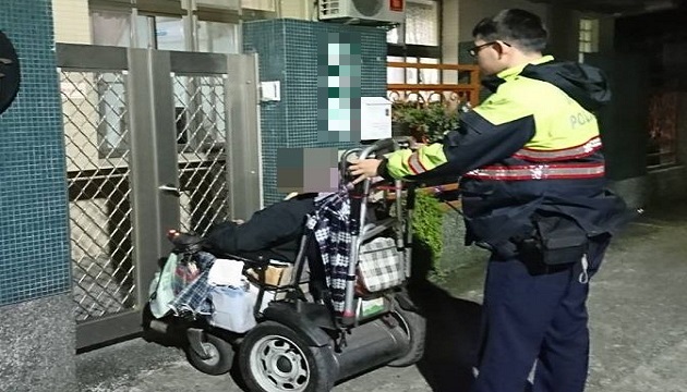 電動輪椅路中故障老婦慌 汐止警急停護她平安返家
