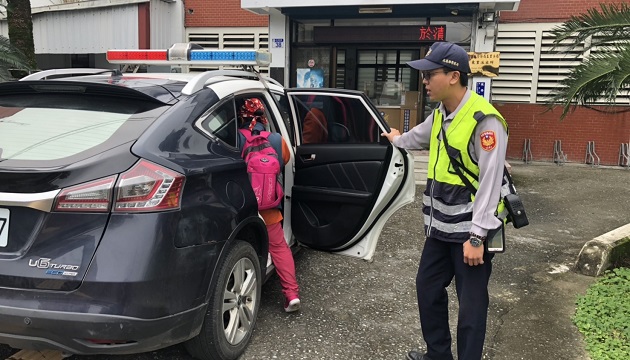 少年暖警護送身體不適婦人平安返家