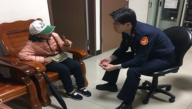 冷冷的街頭，暖暖的警局，寒流夜老婦流浪街頭 金山熱心警收留助返家