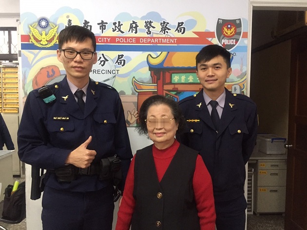 老婆婆跌坐在地 警視民如親主動攙扶 | 文章內置圖片