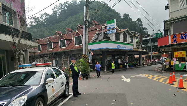 新店警因應冬日泡湯潮來襲 加強烏來溫泉區交通疏導