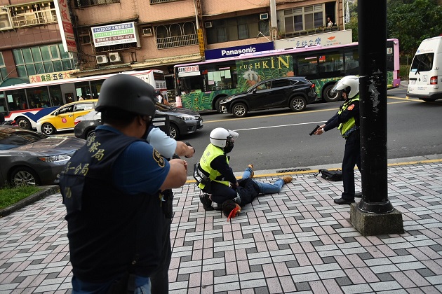 花美男持枪抢劫银行 逼真演练强化金融机构自我防卫与民众安全 | 文章内置图片