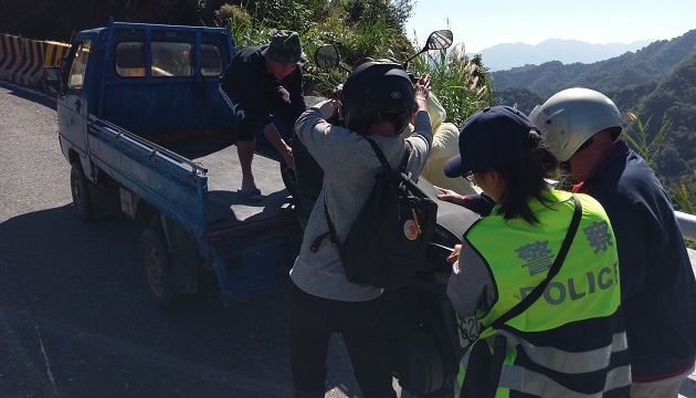 东河吃包子，「破轮」深山卡关，警民联手道路救援