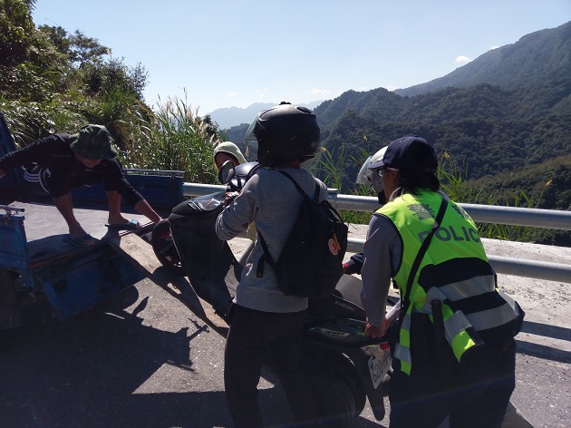 東河吃包子，「破輪」深山卡關，警民聯手道路救援 | 文章內置圖片