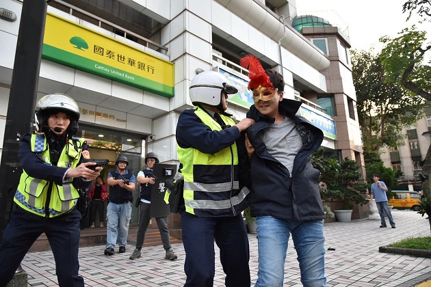 花美男持枪抢劫银行 逼真演练强化金融机构自我防卫与民众安全 | 文章内置图片