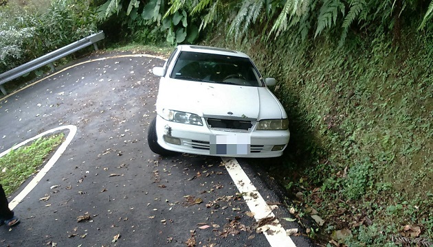 駕車外出未歸受困山區 新店警即刻救援