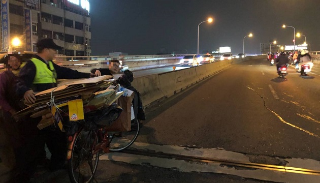 暗夜暖警賣力推車，為幫九旬阿嬷脫離車籠陣 | 文章內置圖片