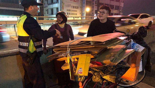 暗夜暖警賣力推車，為幫九旬阿嬷脫離車籠陣