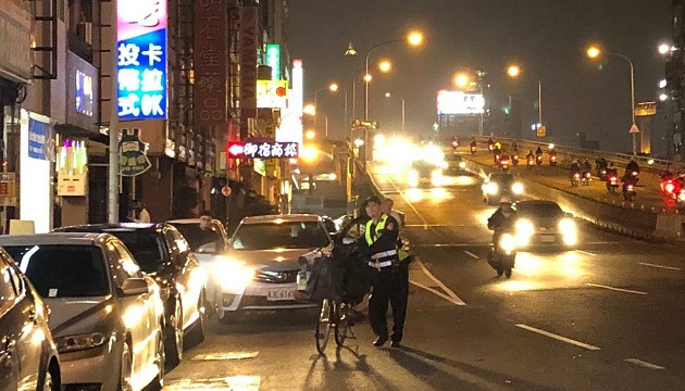 暗夜暖警賣力推車，為幫九旬阿嬷脫離車籠陣 | 文章內置圖片