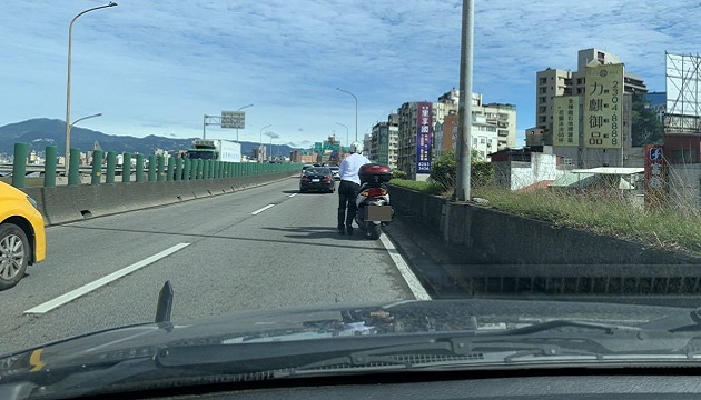 大型重機拋錨環快高架   萬華暖警道路救援護平安