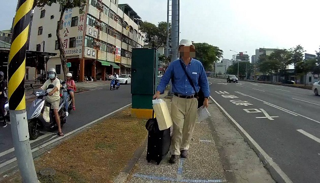 【影】英語尬日語麻欸通？交警協助日籍自助旅行者找到住的地方！ | 文章內置圖片