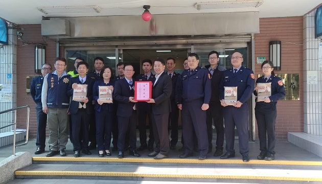 中和地区农会岁末春节前慰问永和分局员警