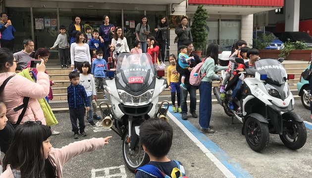 芦洲分局大头娃娃吸睛 警察装备好重拿不动