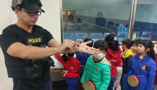 【影】幼童感恩活动到汐止警局  恭喜歌欢乐气氛漫大厅 