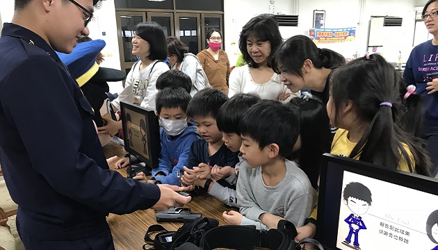 芦洲分局大头娃娃吸睛 警察装备好重拿不动 | 文章内置图片