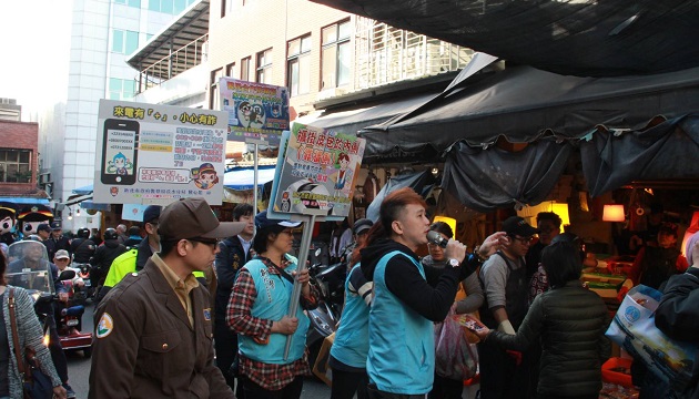 农历年节将近 淡水警传统市场预防犯罪宣导