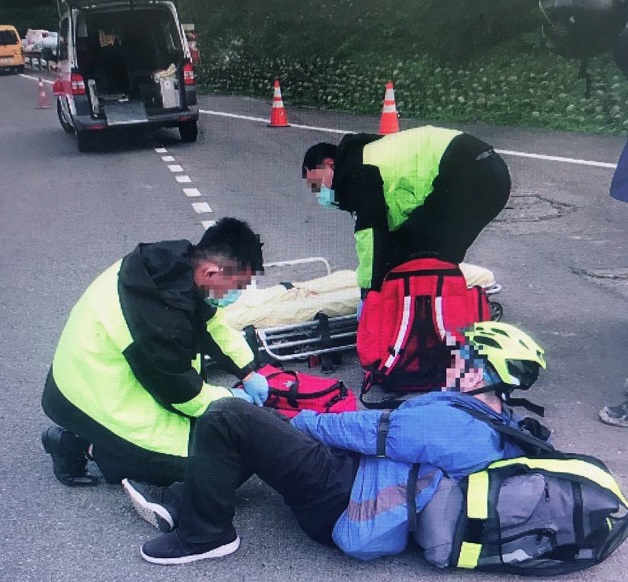 男子骑独轮车上路环岛自摔伤，金山警即刻救援 | 文章内置图片