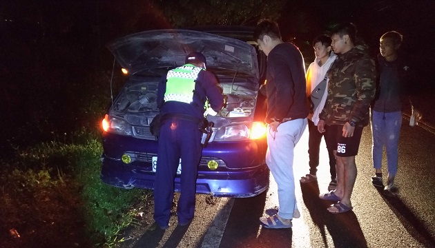 「警察揪感心」，夜間民眾返家途中油耗盡，玉警助加油  | 文章內置圖片