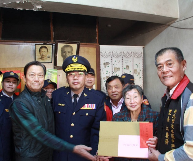 鄞山寺寒冬送暖 淡水警歲末關懷獨居長者 | 文章內置圖片