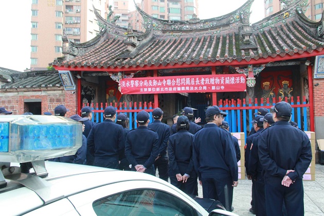 鄞山寺寒冬送暖 淡水警岁末关怀独居长者 | 文章内置图片