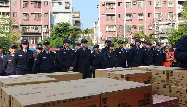 鄞山寺寒冬送暖 淡水警歲末關懷獨居長者