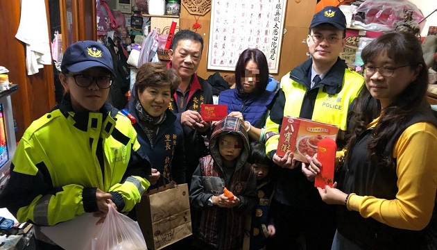 新店警偕警友站寒冬送暖關懷轄區弱勢家庭 | 文章內置圖片