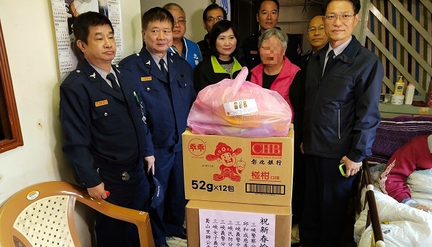 三峽警春節前夕送暖送祝福