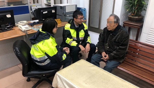 老翁天冷夜晚街頭迷途 熱心警協助返家