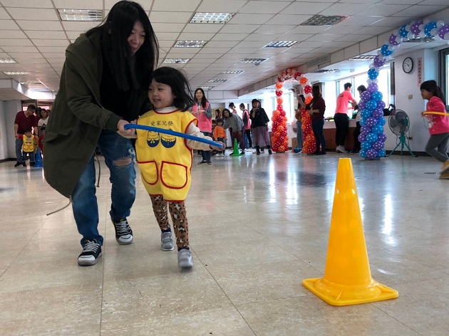 體能大考驗！愛家歲末感恩會 爸媽陪特殊兒闖關 抓穩滑板車練平衡 | 文章內置圖片