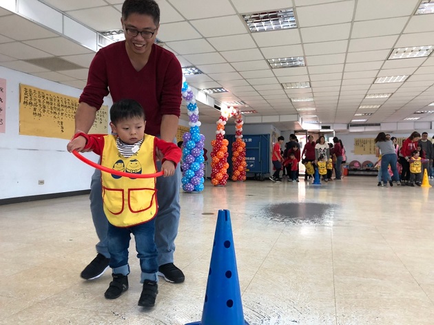 体能大考验！爱家岁末感恩会 爸妈陪特殊儿闯关 抓稳滑板车练平衡 | 文章内置图片