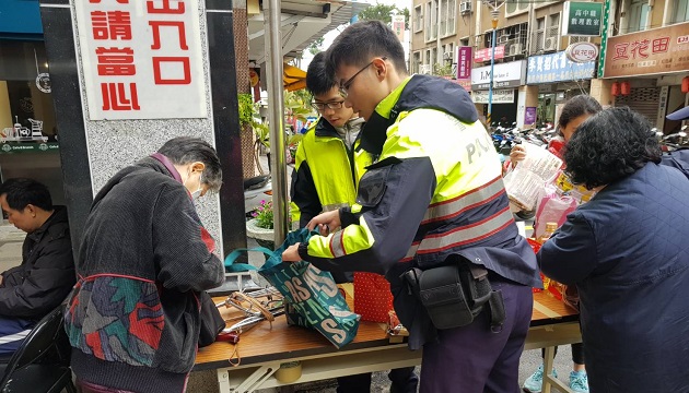 三重安北宫偕同芦洲警发放物资寒冬送暖